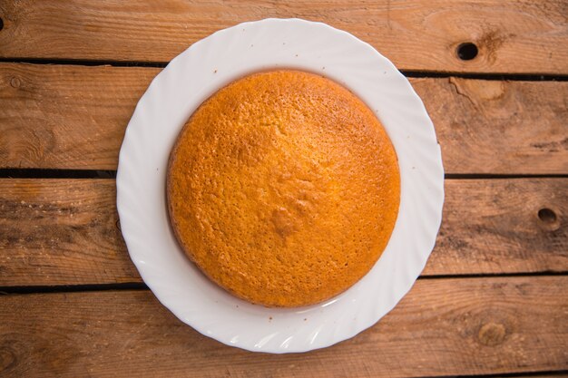 Gros plan sur un gâteau fraîchement préparé dans une assiette blanche sur une surface en bois