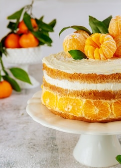 Gros plan d'un gâteau savoureux et festif avec des mandarines fraîches de californie.