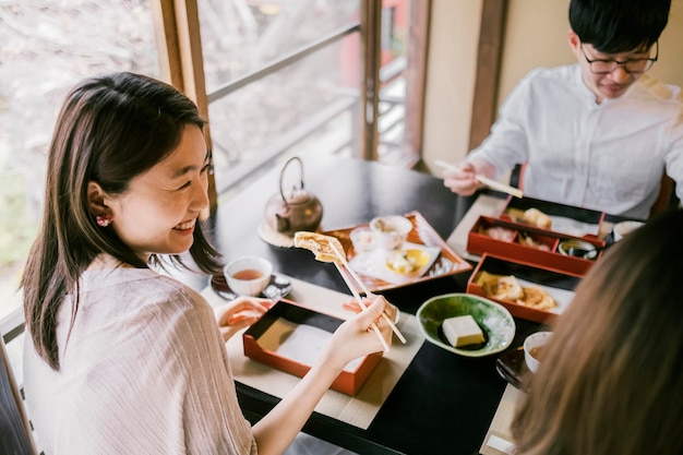 Gros plan des gens assis à table ensemble