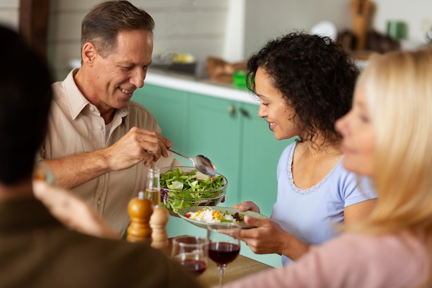 Photo gratuite gros plan des gens assis à table