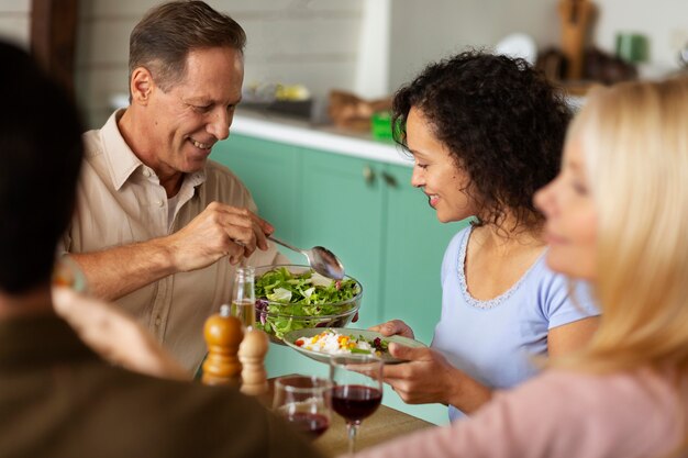 Gros plan des gens assis à table