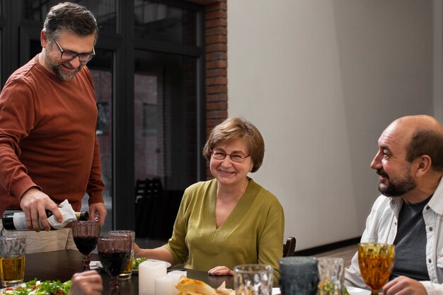 Gros plan des gens assis à table