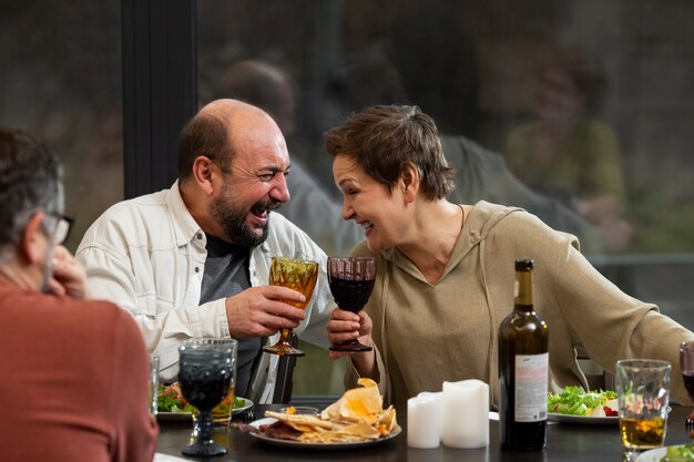 Gros plan des gens assis à table