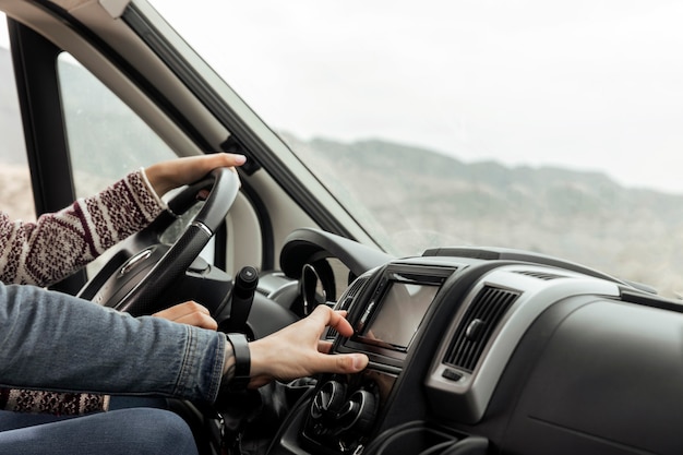 Gros plan des gens au volant