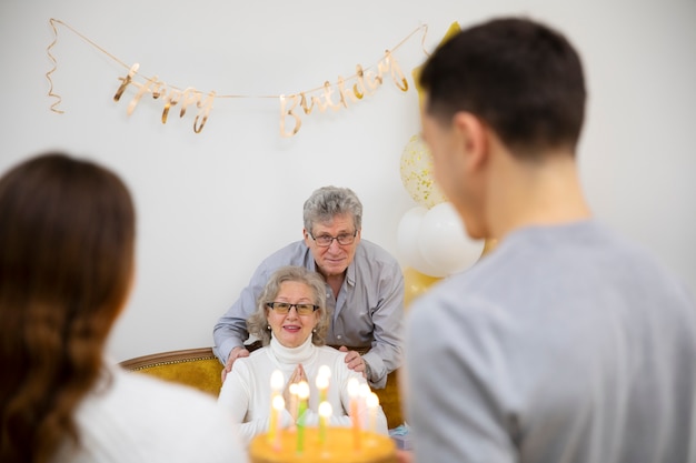 Photo gratuite gros plan des gens célébrant leur anniversaire