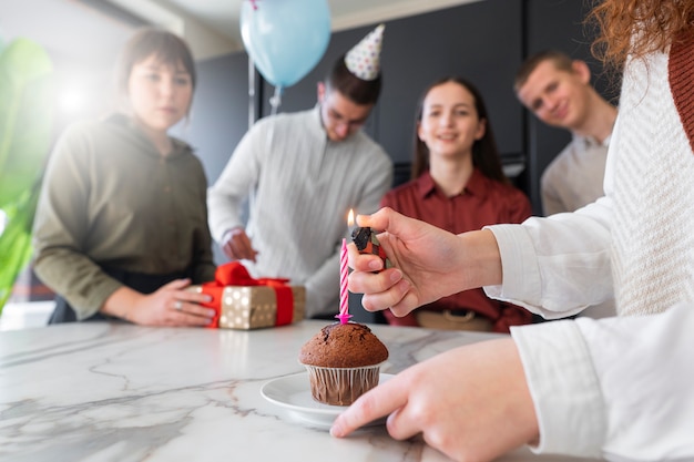 Gros plan des gens heureux célébrant l'anniversaire