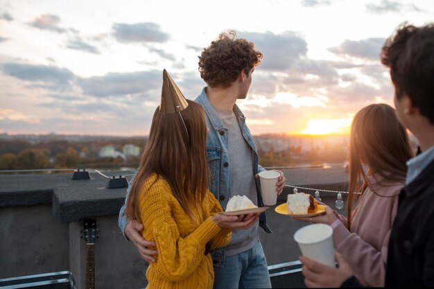 Gros plan des gens heureux à la fête