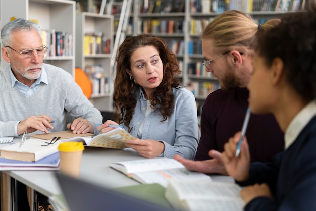 Gros plan des gens qui étudient ensemble