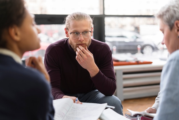 Gros plan des gens qui étudient ensemble