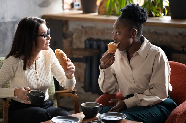 Gros plan sur les gens qui mangent à l'heure de la pause