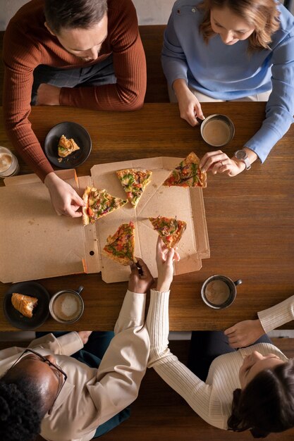 Gros plan sur les gens qui mangent à l'heure de la pause