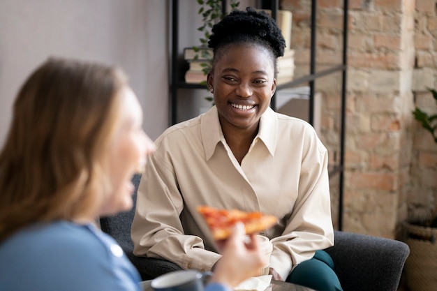 Gros plan sur les gens qui mangent à l'heure de la pause