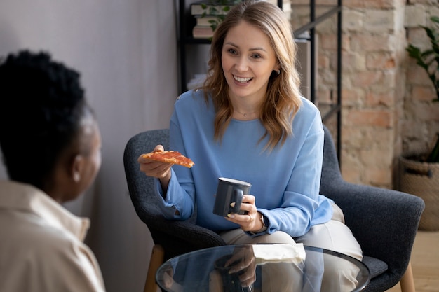 Gros plan sur les gens qui mangent à l'heure de la pause