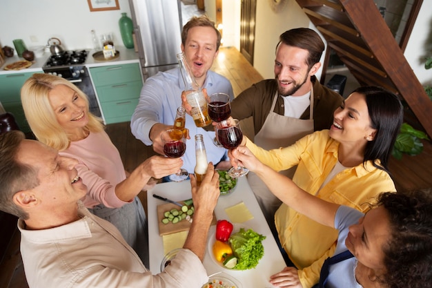 Gros plan sur les gens qui passent du temps ensemble