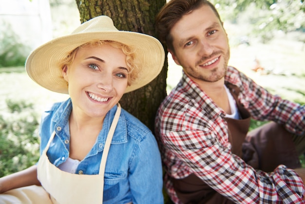 Gros plan sur les gens qui prennent une pause-café