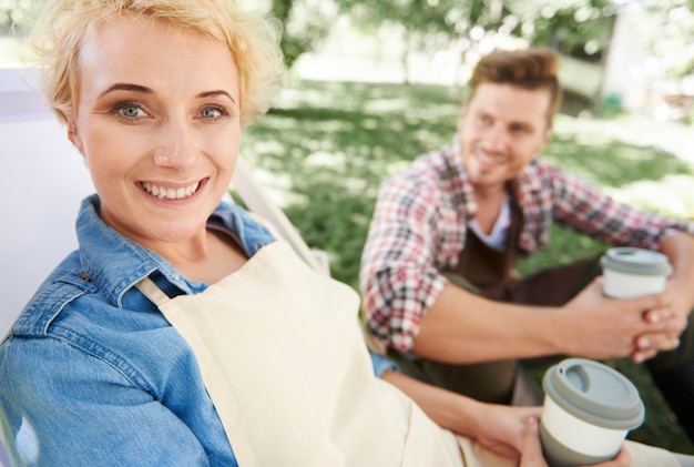 Gros plan sur les gens qui prennent une pause-café