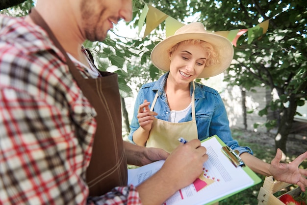 Gros plan sur les gens qui vendent des récoltes de leur jardin