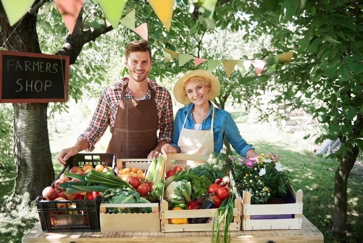 Photo gratuit gros plan sur les gens qui vendent des récoltes de leur jardin