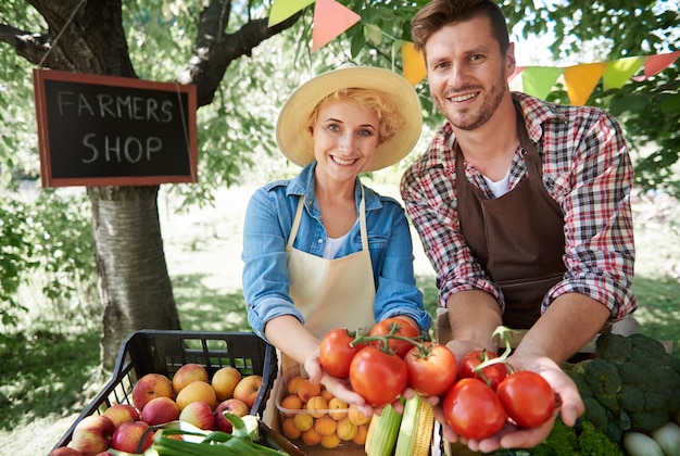 Photo gratuite gros plan sur les gens qui vendent des récoltes de leur jardin