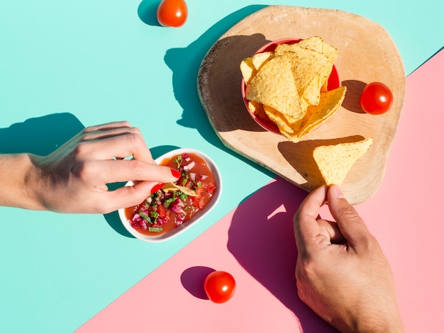 Photo gratuite gros plan des gens avec de la sauce et des chips de tortilla