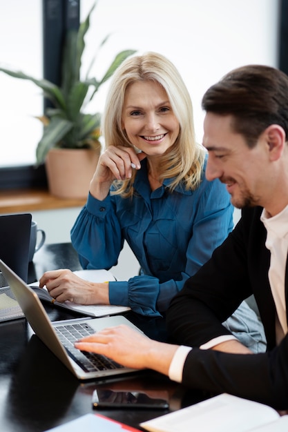 Gros plan des gens souriants au travail