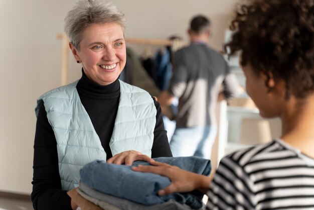 Gros plan des gens avec des vêtements