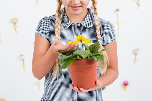 Photo gratuite gros plan, girl, fleur, pot