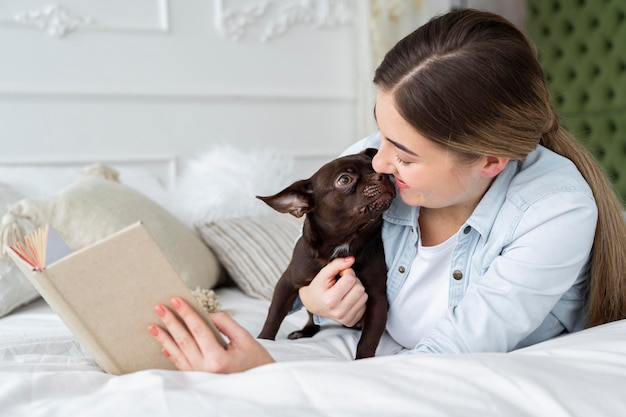 Photo gratuite gros plan, girl, lecture lit, à, mignon, chien