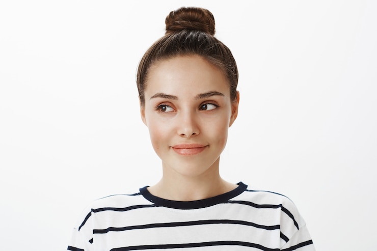 Photo gratuit gros plan, de, girl, à, rêveur, visage pensif, regarder loin, à, tendre sourire
