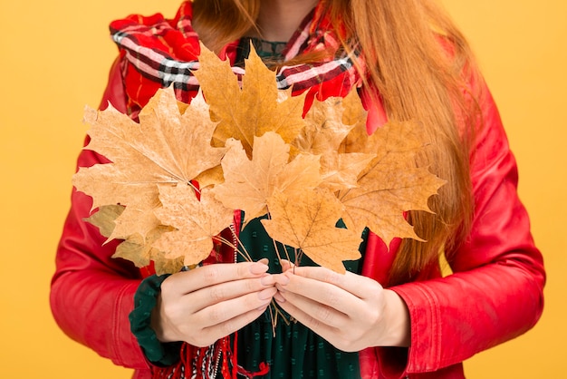 Photo gratuite gros plan, girl, tenue, jaune, feuilles