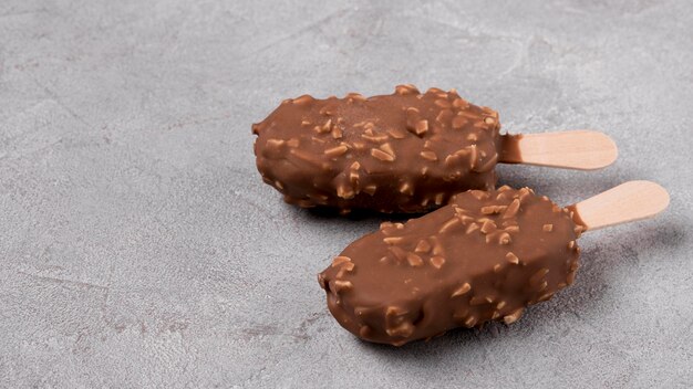 Gros plan des glaces au chocolat sur la table