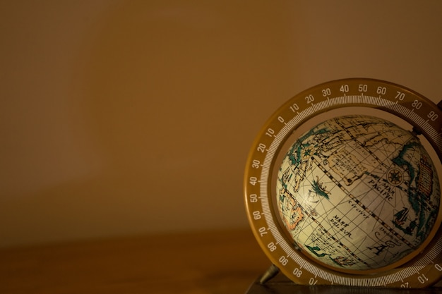 Photo gratuite gros plan d'un globe en rotation sur beige