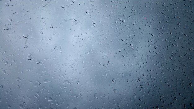 Gros plan de gouttes de pluie sur un verre