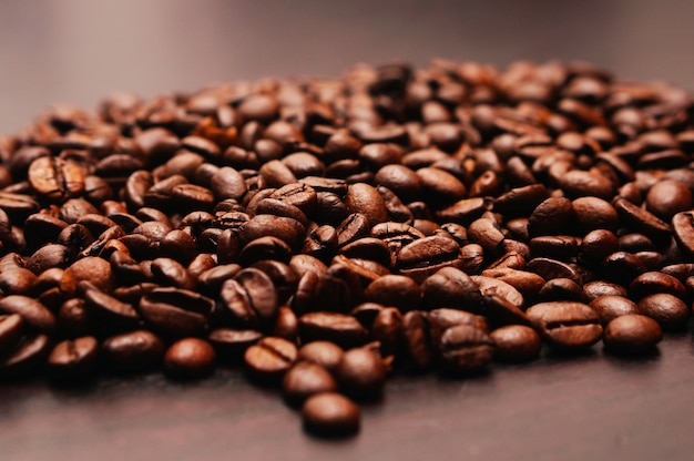 Gros plan de grains de café sur une table en bois