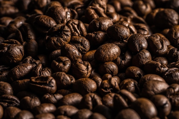 Gros plan de grains de café torréfiés