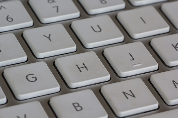 Gros plan grand angle d'un clavier blanc