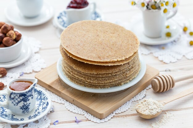 Gros plan grand angle de crêpes végétaliennes crues dans une conception de table esthétique