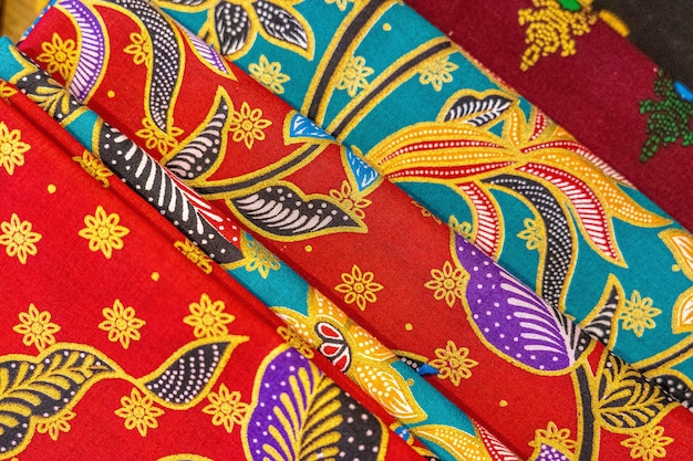 Gros plan grand angle de textiles colorés avec de beaux motifs asiatiques