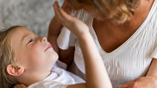 Gros plan grand-mère et enfant jouant