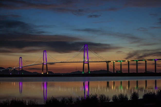 Gros plan d'un grand pont aux couleurs nocturnes avec reflet dans la rivière en Corée du Sud