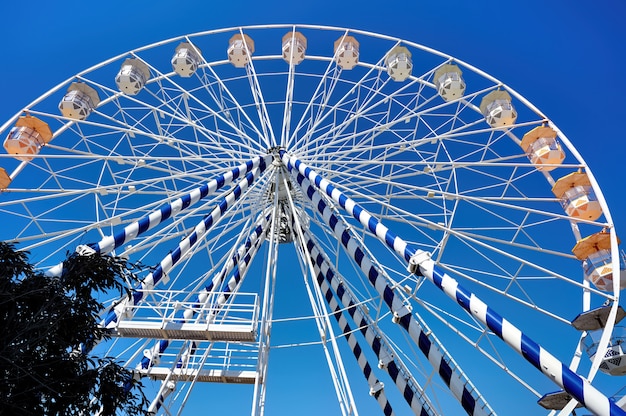 Gros plan de la grande roue dans un parc d'attractions