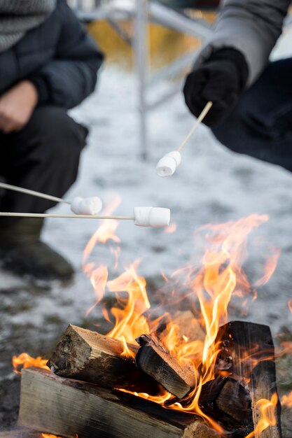 Gros plan sur des guimauves au feu de camping