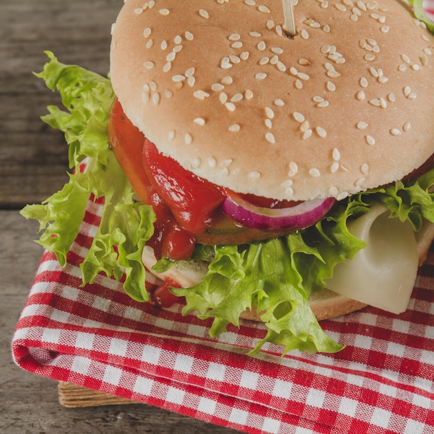 Photo gratuite gros plan d'hamburger savoureux avec de la laitue