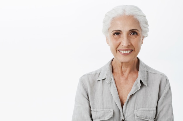 Gros plan, de, heureux, beau, femme aînée, sourire