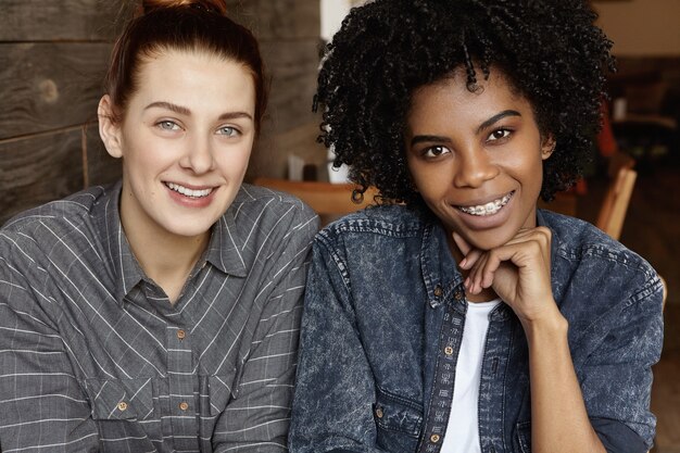 Gros plan de l'heureux couple de lesbiennes se reposer au restaurant confortable