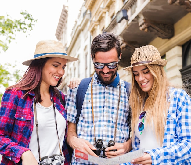 Gros plan, heureux, hommes, femmes, randonneurs, regarder carte