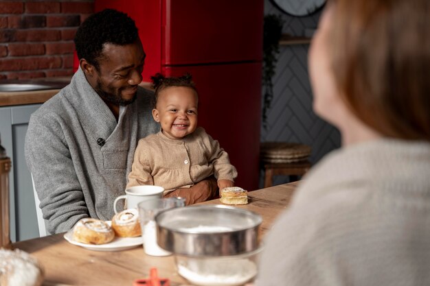 Gros plan heureux père tenant des enfants