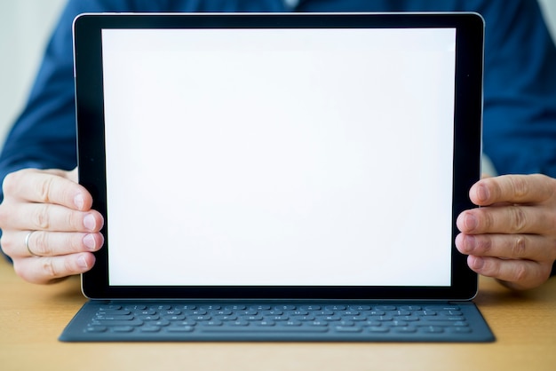Gros plan, de, a, homme affaires, main, à, tablette numérique, projection, blanc, écran blanc