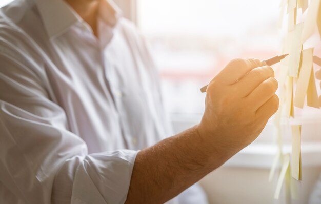 Gros plan Homme d'affaires prenant des notes au bureau