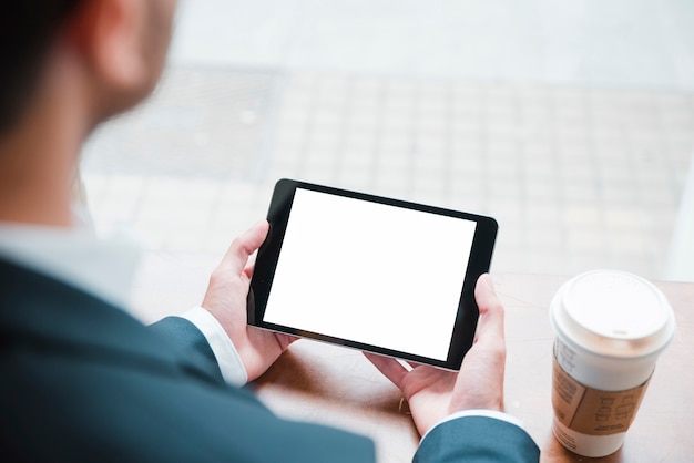 Gros plan, homme affaires, regarder, tablette numérique, à, écran blanc, dans, café